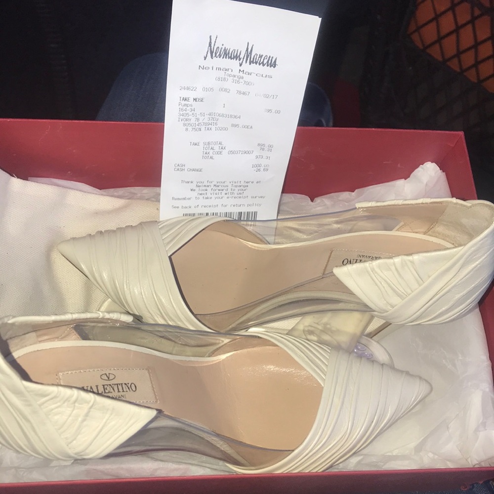 Sexy Valentino Ivory Pumps used like new